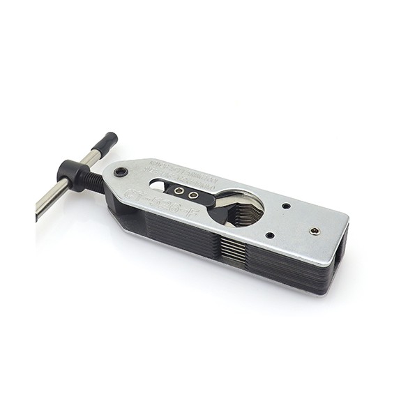 \"Attrezzo per serraggio tubi refrigerazione con codice modello 24-45mm\"